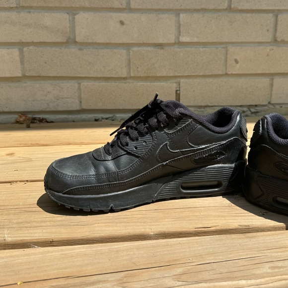 Youth Nike Air Max 90’s - all black - Picture 5 of 10